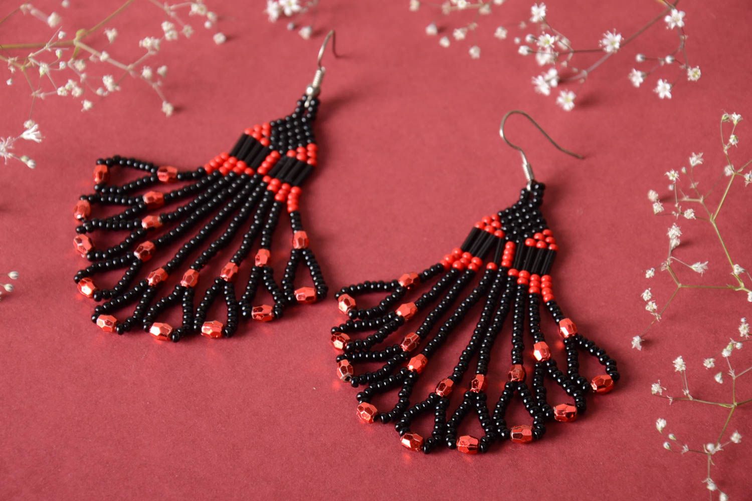 Boucles d'oreilles ajourées noir et rouge en perles de rocaille faites main photo 1