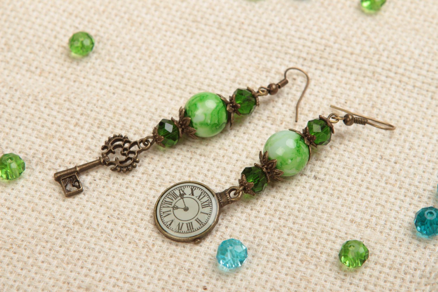 Boucles d'oreilles pendantes faites main perles cristal et métal Horloge et clé photo 1