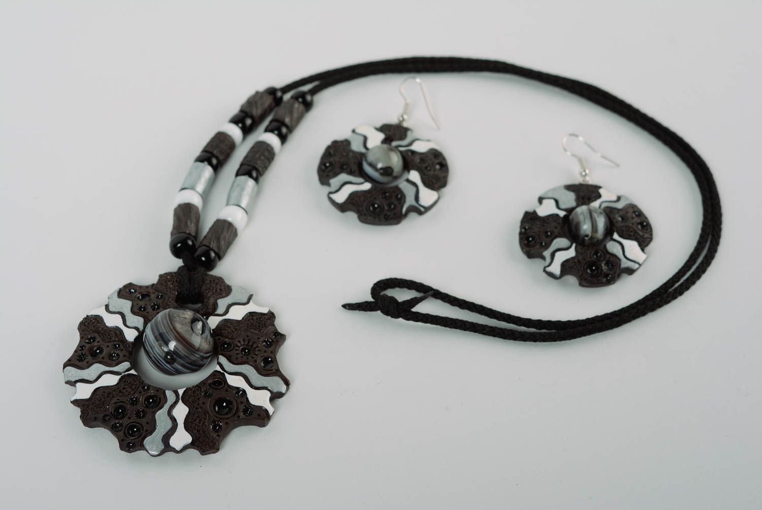 Ensemble de pendentif et boucles d'oreilles en céramique noir blanc fait main  photo 1