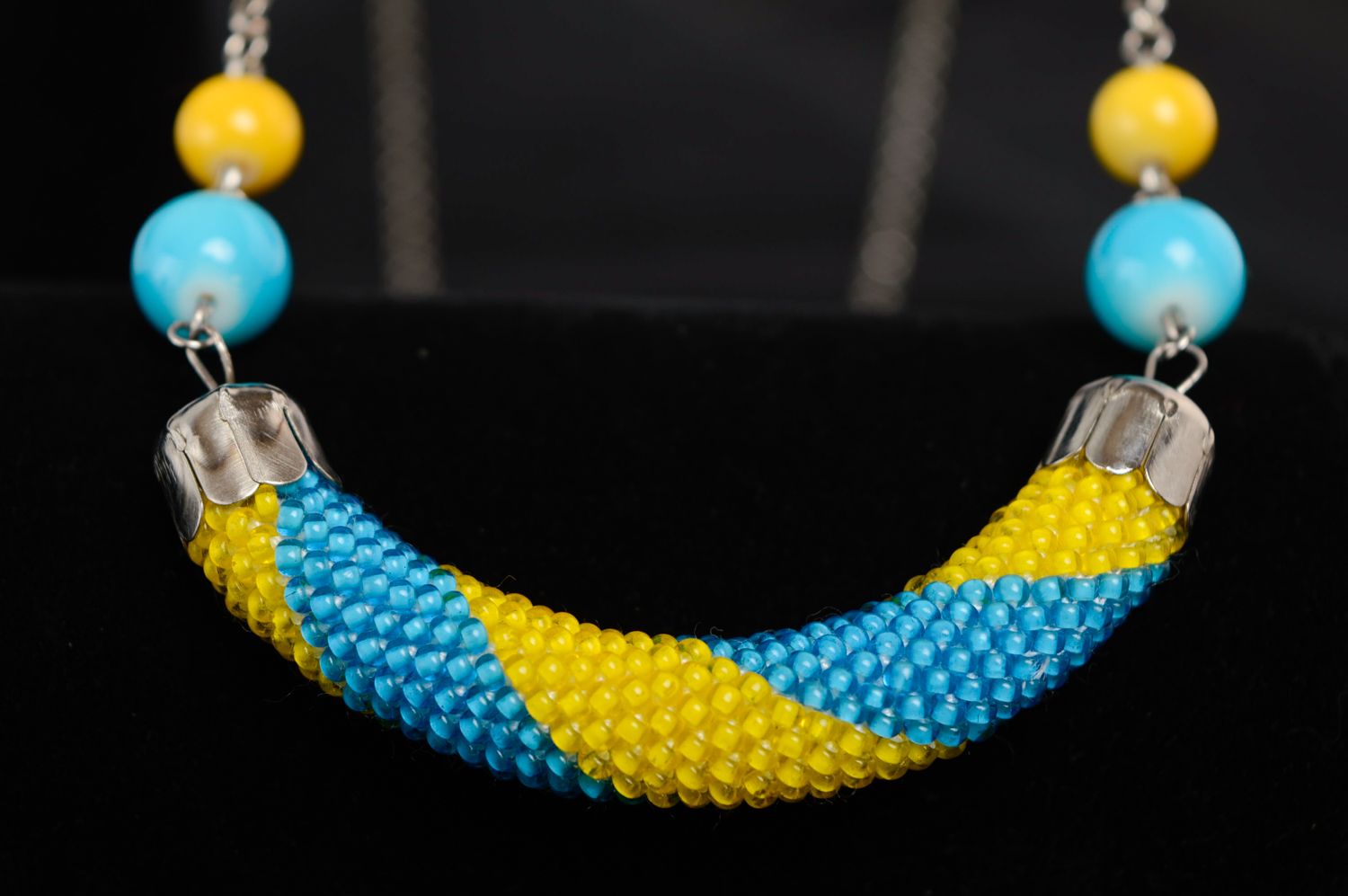 Long yellow and blue beaded necklace with metal chain photo 5