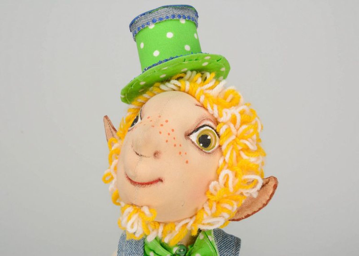 Muñeco de peluche “Leprechaun  con sombrero” foto 2