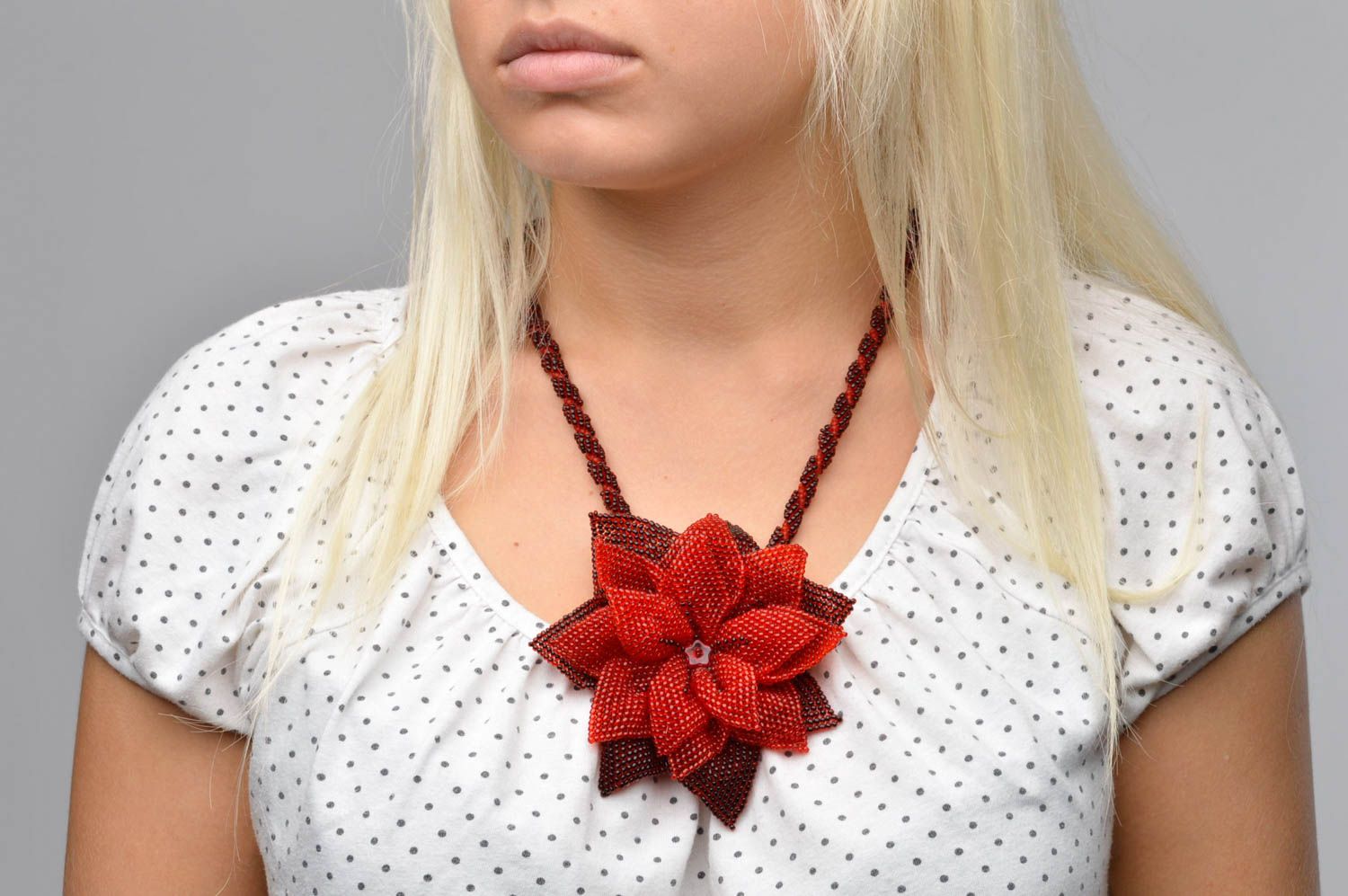 Collier avec fleur rouge Bijou fait main perles de rocaille Cadeau femme photo 3