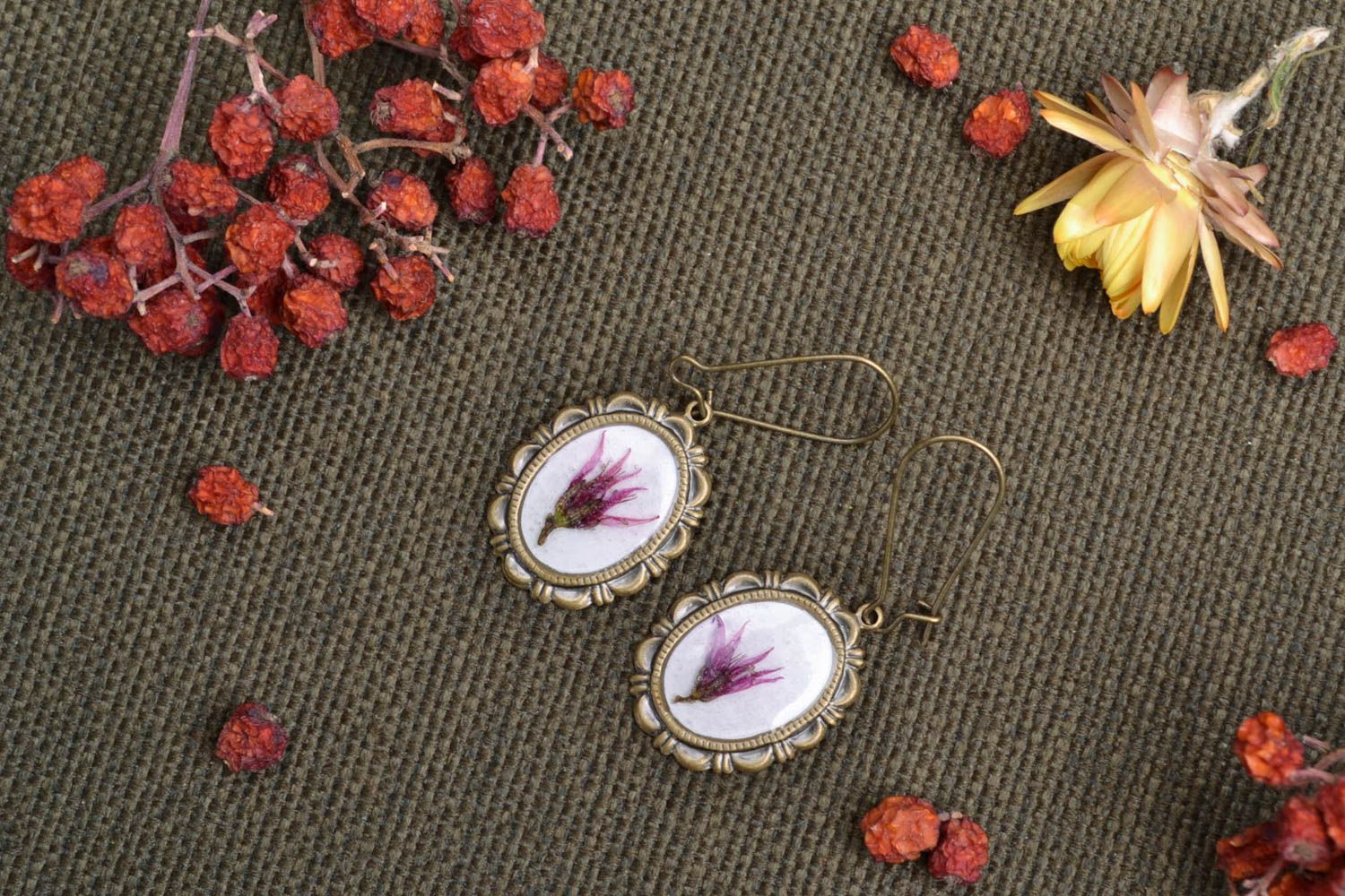 Oval earrings with real flowers coated with epoxy photo 1