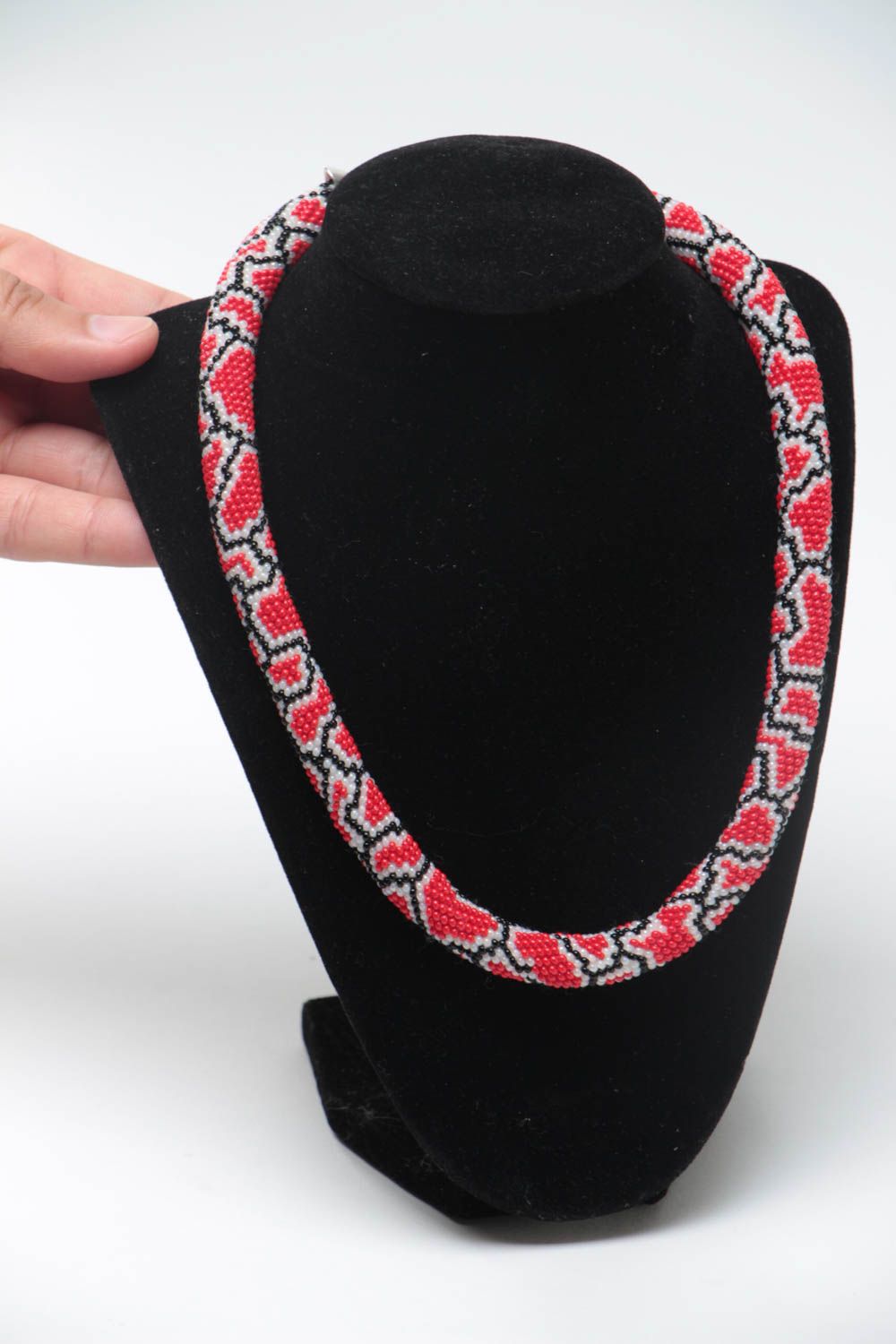 Collar de abalorios hecho a mano blanco con ornamento con forma de piel de pitón foto 5