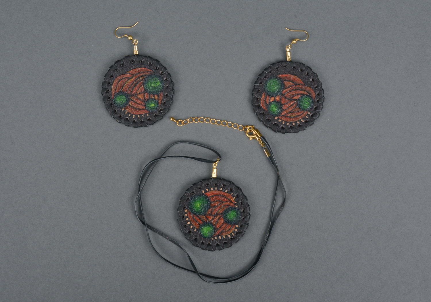 Set de bijoux en cuir boucles d'oreilles et pendentif  photo 2