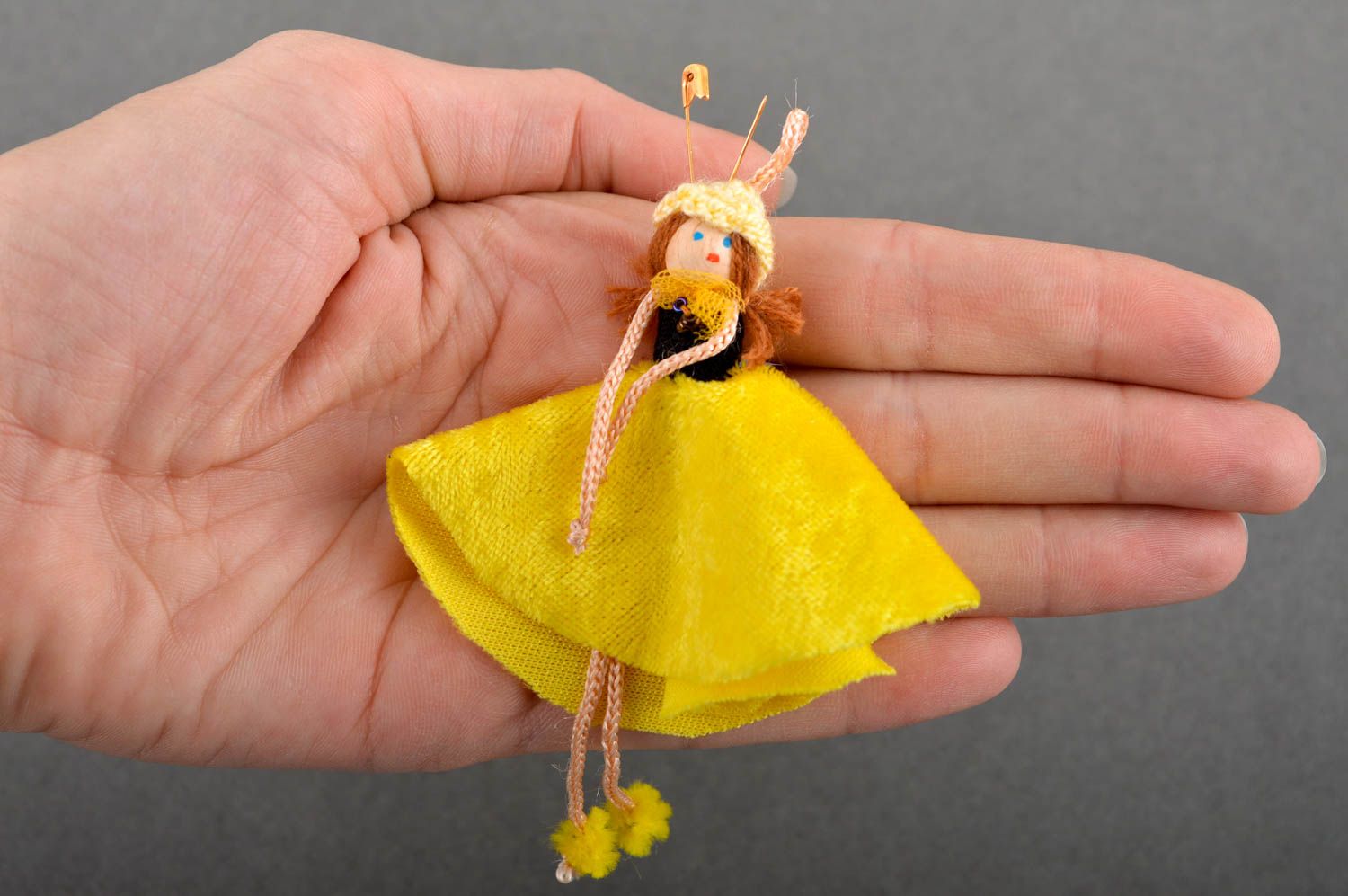 Broche fait main Bijou fantaisie Accessoire femme Petite poupée en jaune photo 4
