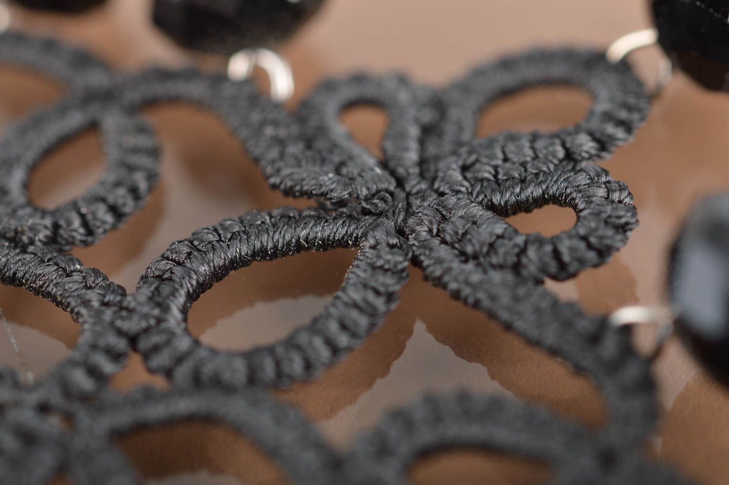 Черные плетеные серьги в технике фриволите ажурные с кристаллами ручной работы фото 4