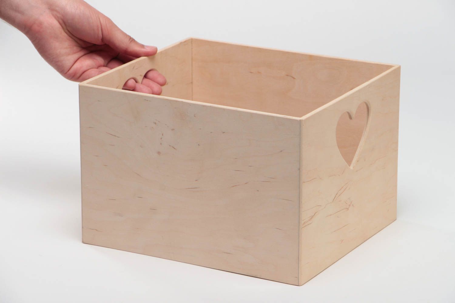 Boîte de rangement en bois brut avec cœurs découpés originale faite main  photo 5