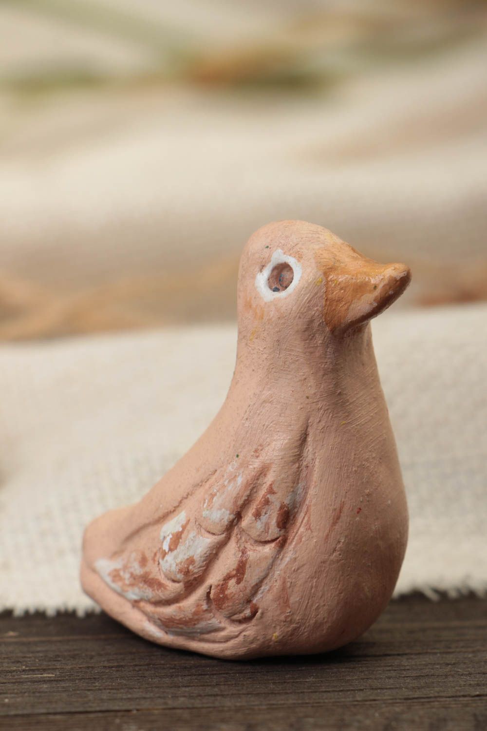 Handgemachte Lippenpfeife aus Ton im Öko Stil klein in Form vom Vogel bemalt foto 1