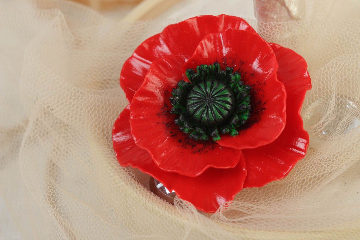 Broche de arcilla polimérica con forma de flor de amapola roja hecho a mano foto 1