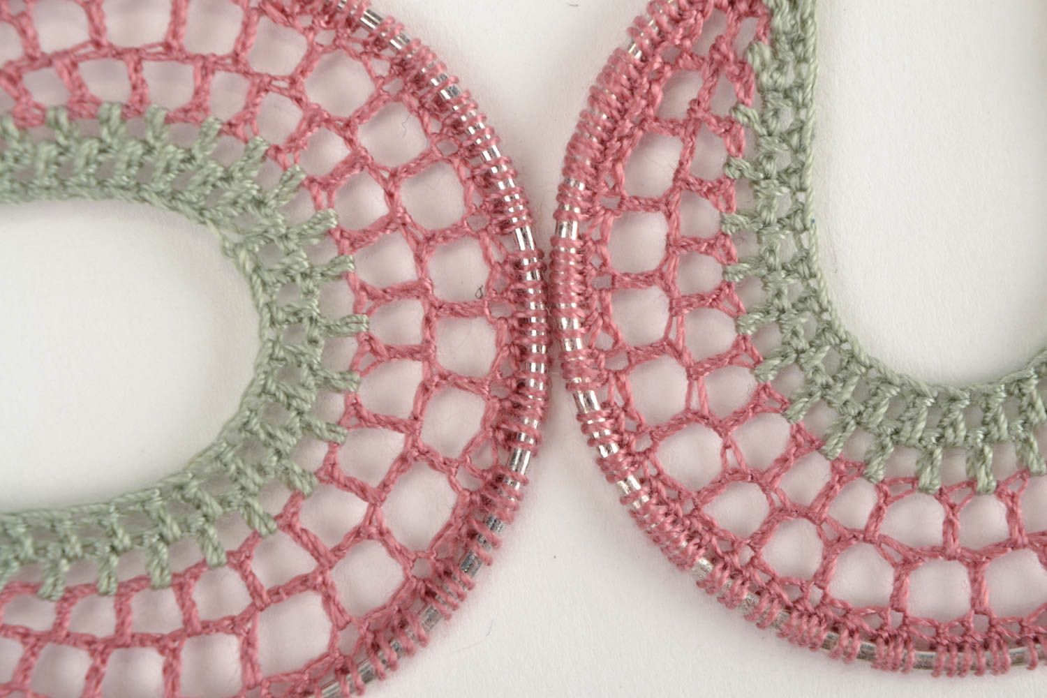 Boucles d'oreilles tricotées faites main avec anneaux métalliques originales photo 5