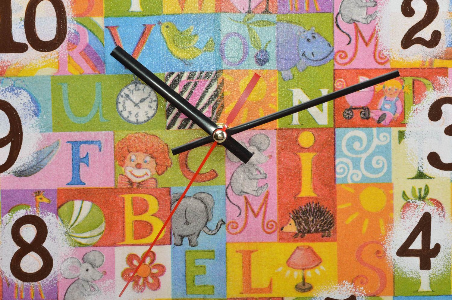 Horloge carrée en bois faite main décorée en serviettage avec alphabet photo 2