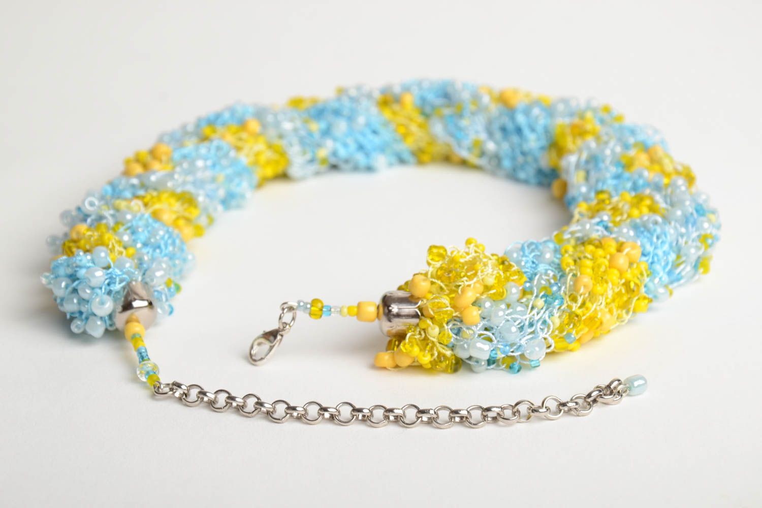 Collar de abalorios artesanal tejido a ganchillo de colores azul y amarillo foto 4