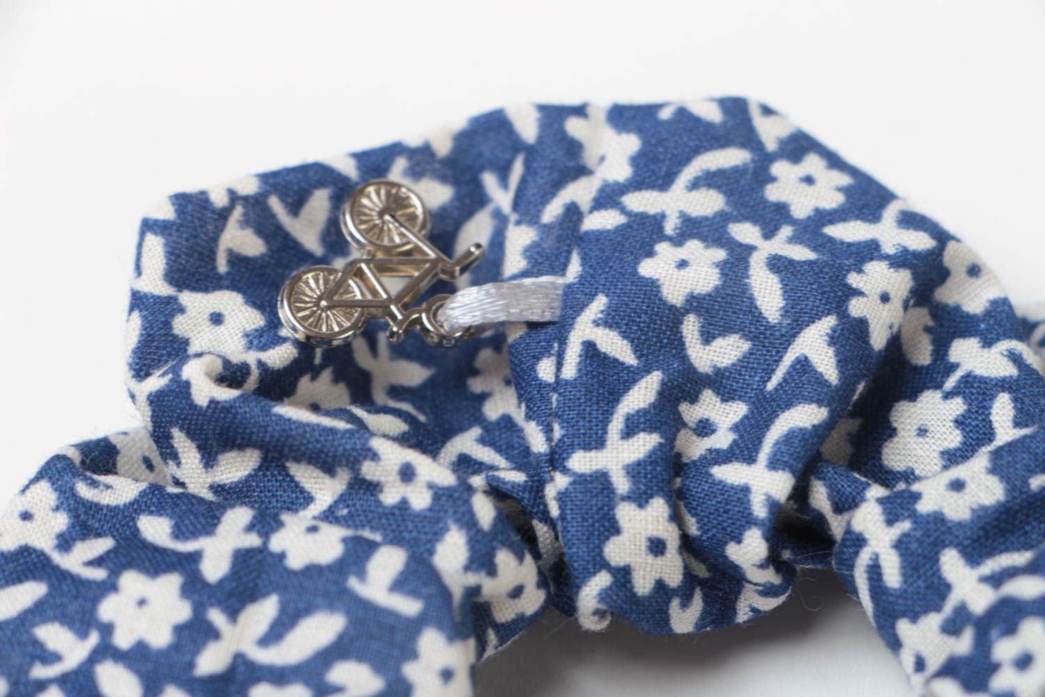 Grand chouchou pour cheveux en tissu bleu à motif floral original fait main photo 4