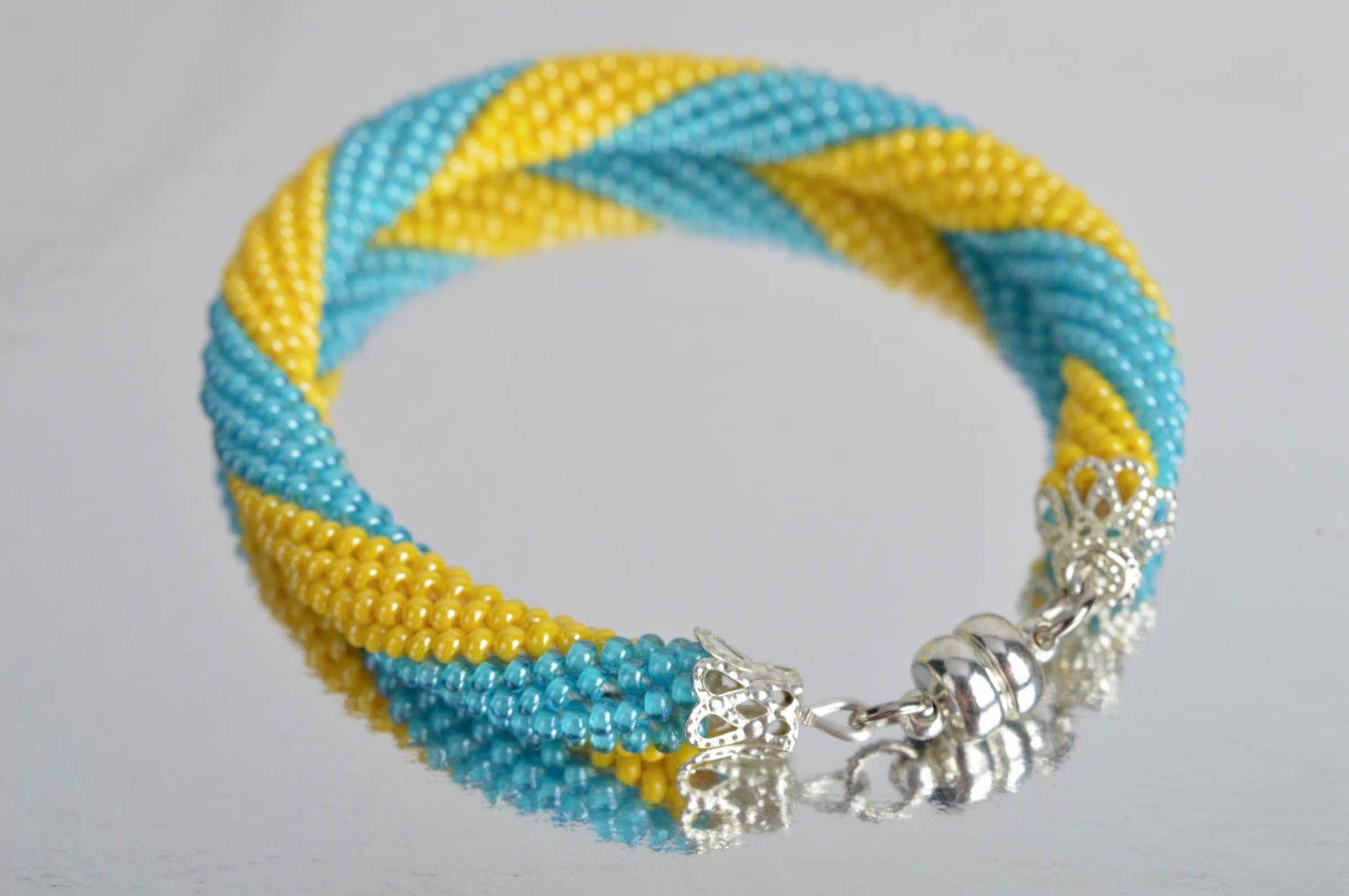Bracelet spirale fait main Bijou fantaisie Cadeau femme en perles de rocaille photo 1