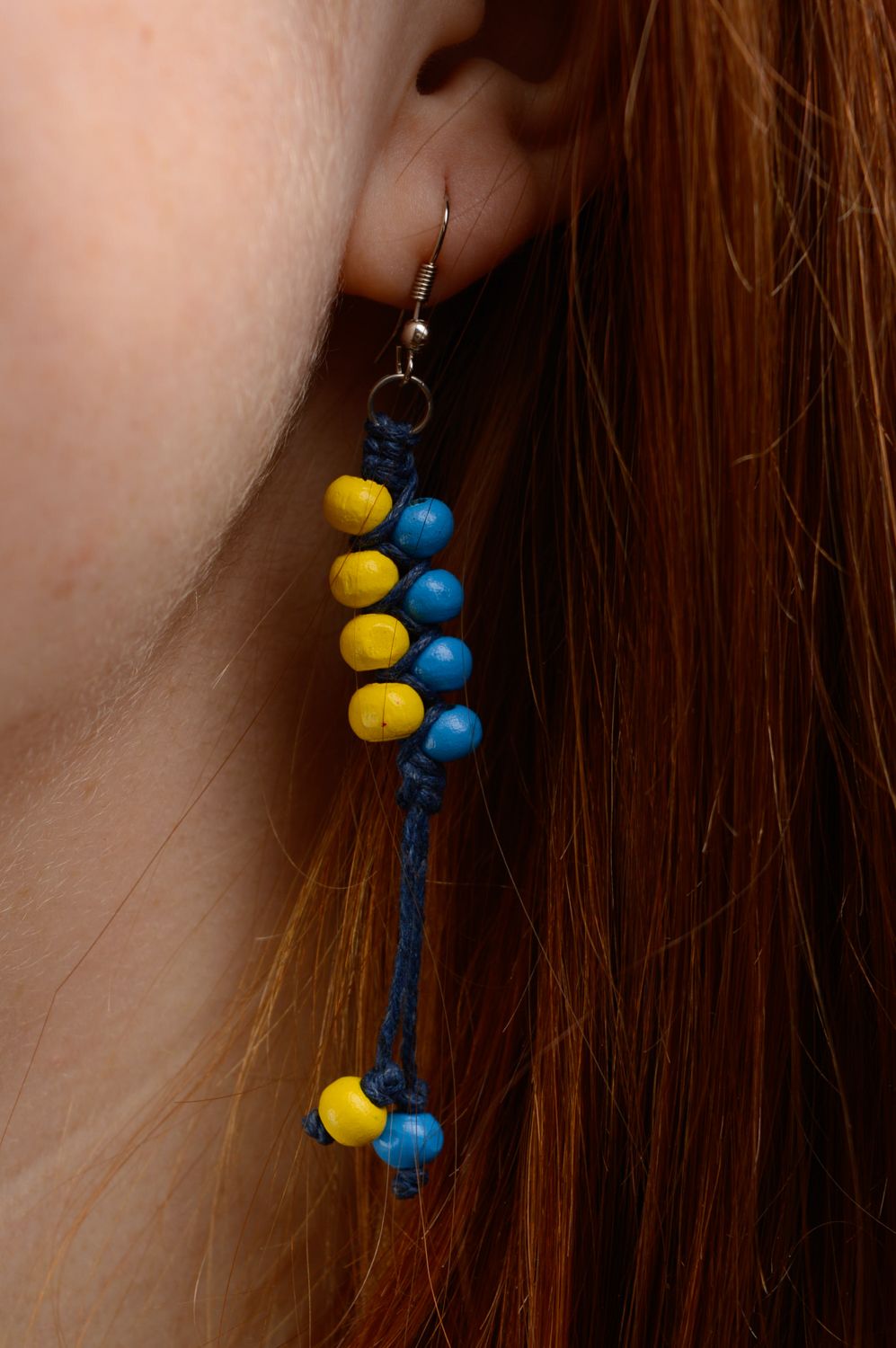 Boucles d'oreilles en macramé en perles de bois bicolores faites main pour femme photo 3