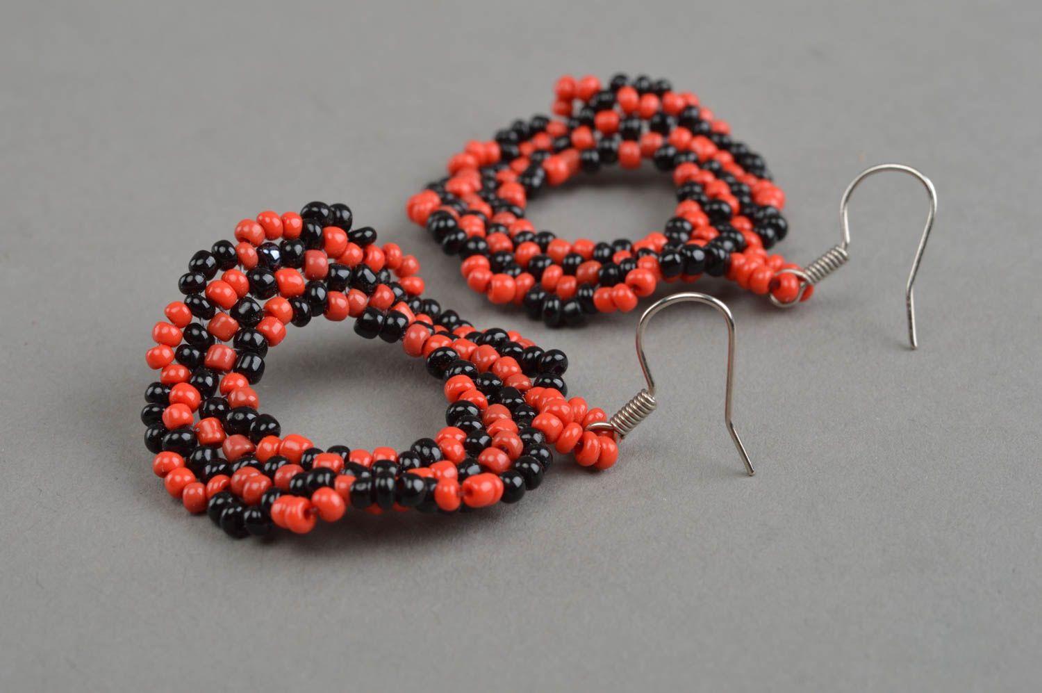Boucles d'oreilles en perles de rocaille faites main noir et rouge anneaux photo 3