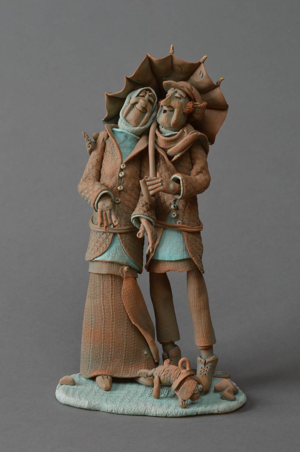 Figurilla de arcilla roja y blanca artesanal con forma de pareja de ancianos  foto 1