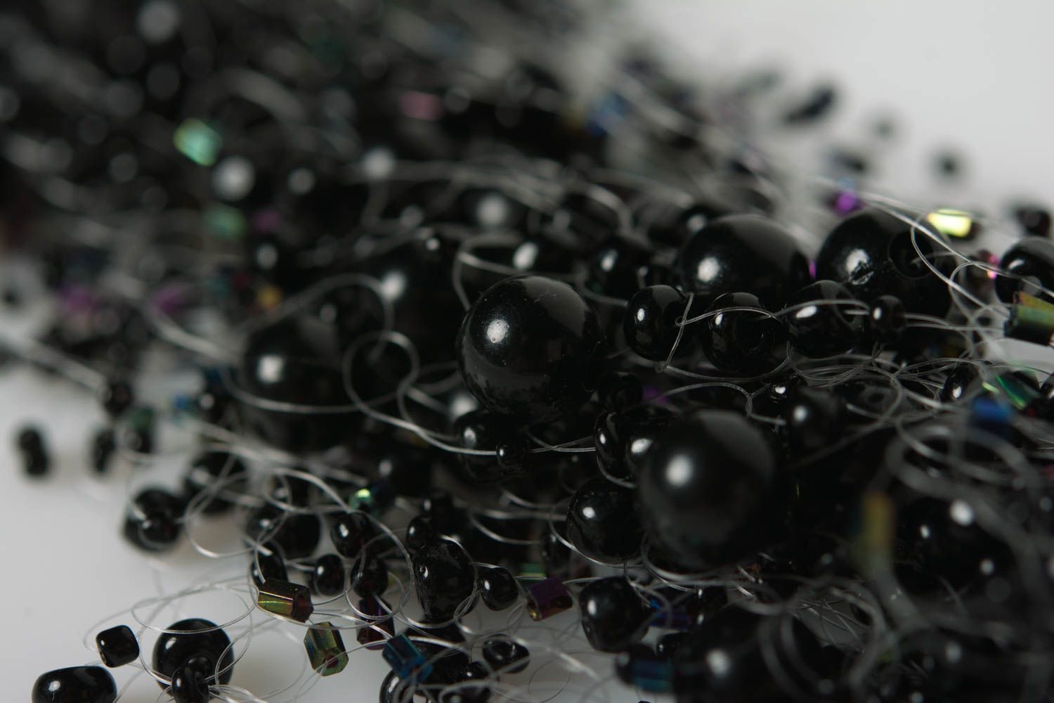 Collier en perles de rocaille léger avec perles fantaisie noires fait main photo 4