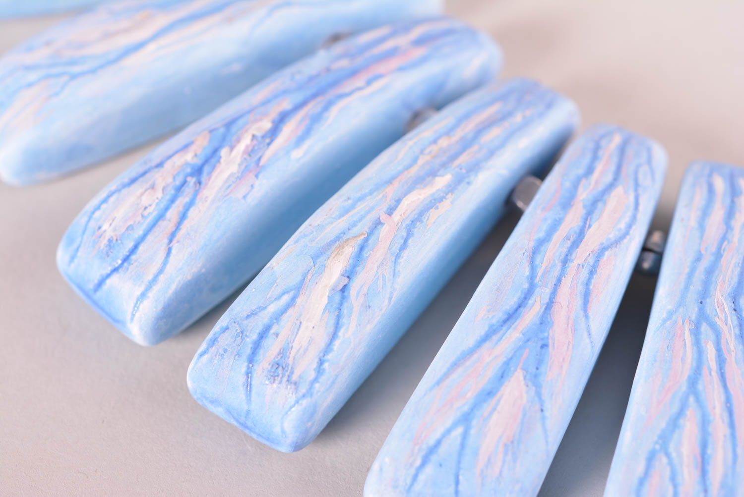 Collier en céramique Bijou fait main massif bleu ciel Accessoire femme photo 2