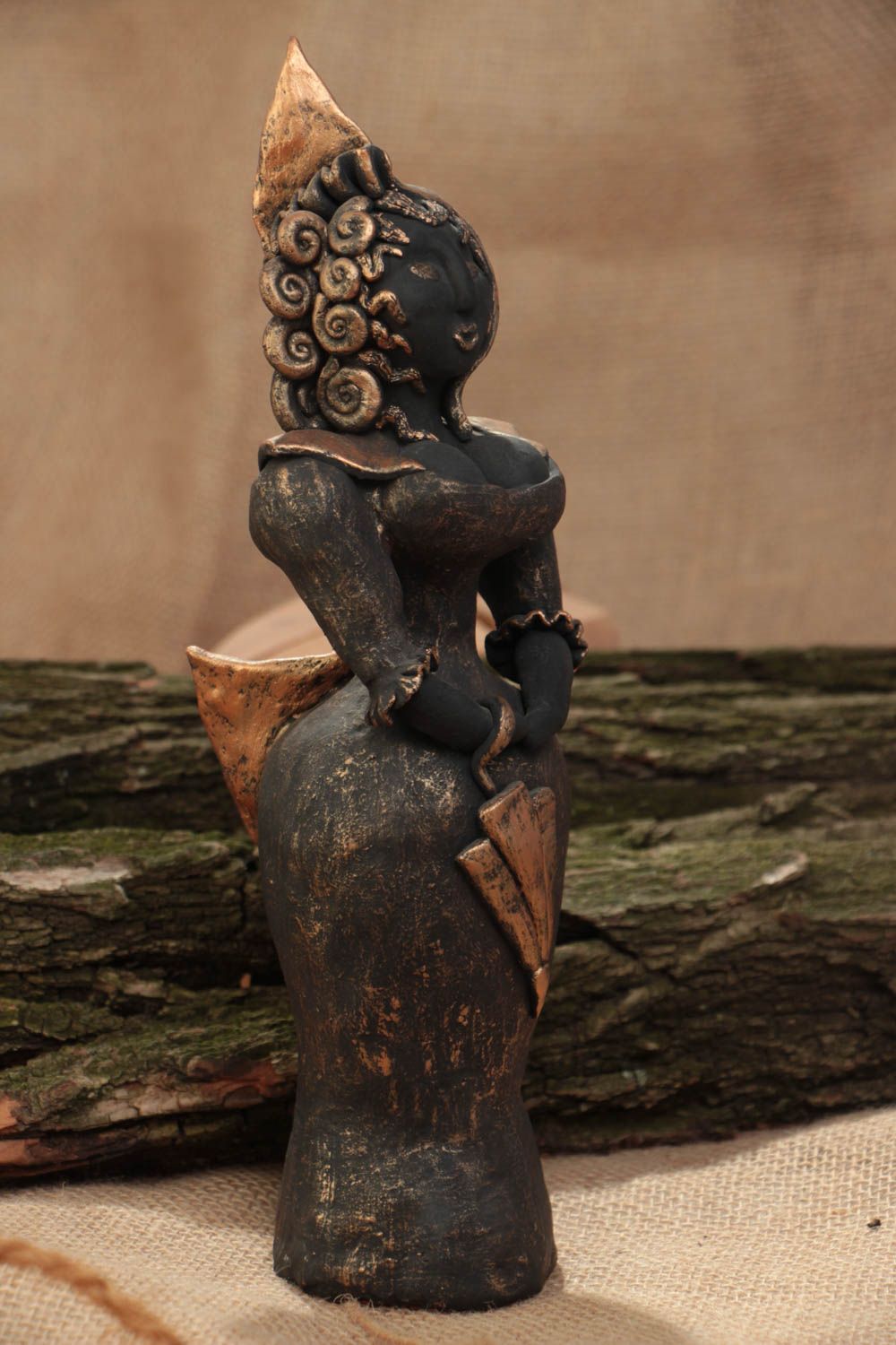 Figura de barro artesanal con forma de mujer con paraguas negra con dorado foto 1