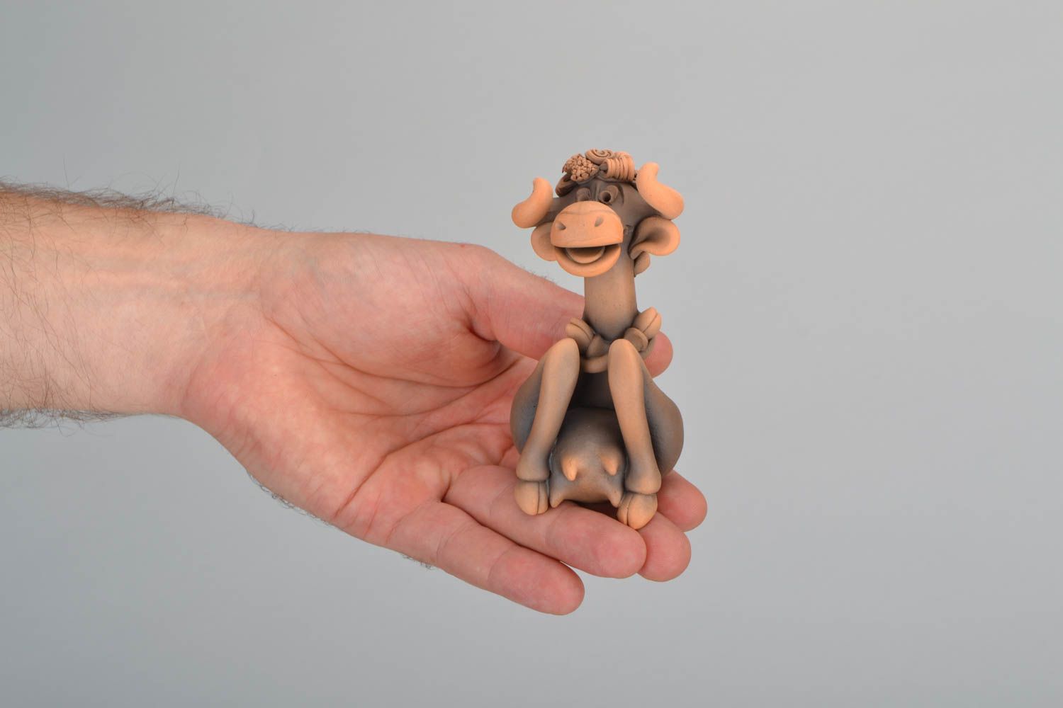 Figurine miniature en terre cuite faite main Vache timide photo 2