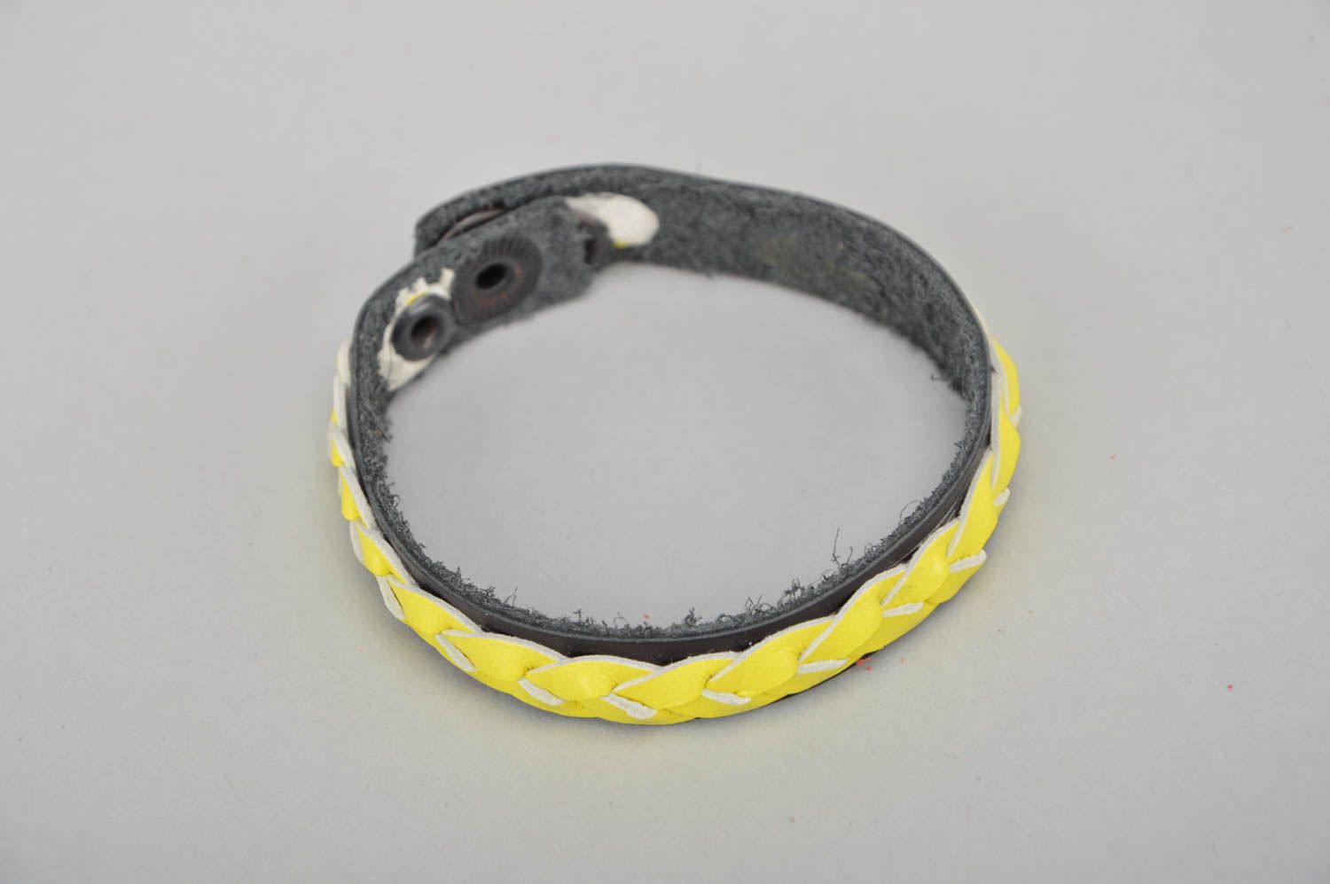 Bracelet en cuir femme jaune noir bouton pression accessoire vif fait main photo 4