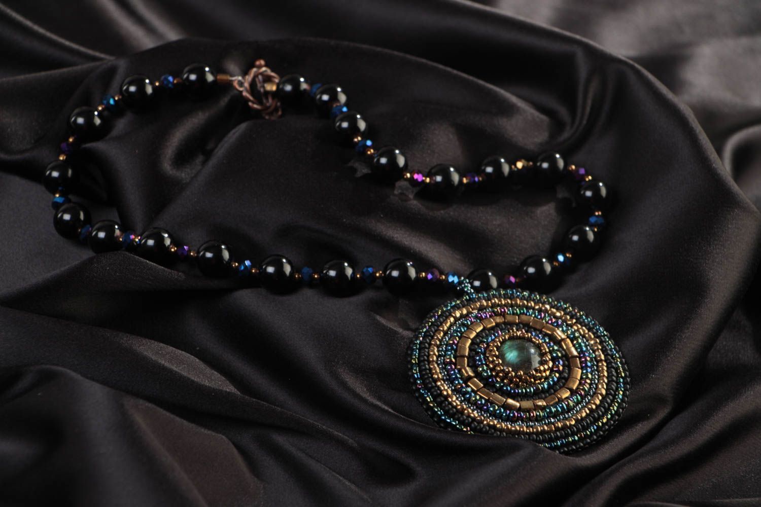 Schwarzes handgemachtes Collier aus Glasperlen und Natursteinen für Frauen foto 1
