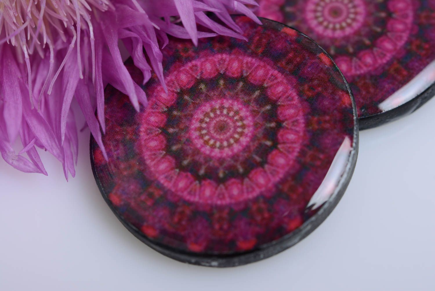 Handmade lila runde Ohrringe aus Polymerton mit Ornament massiv für Frau foto 2