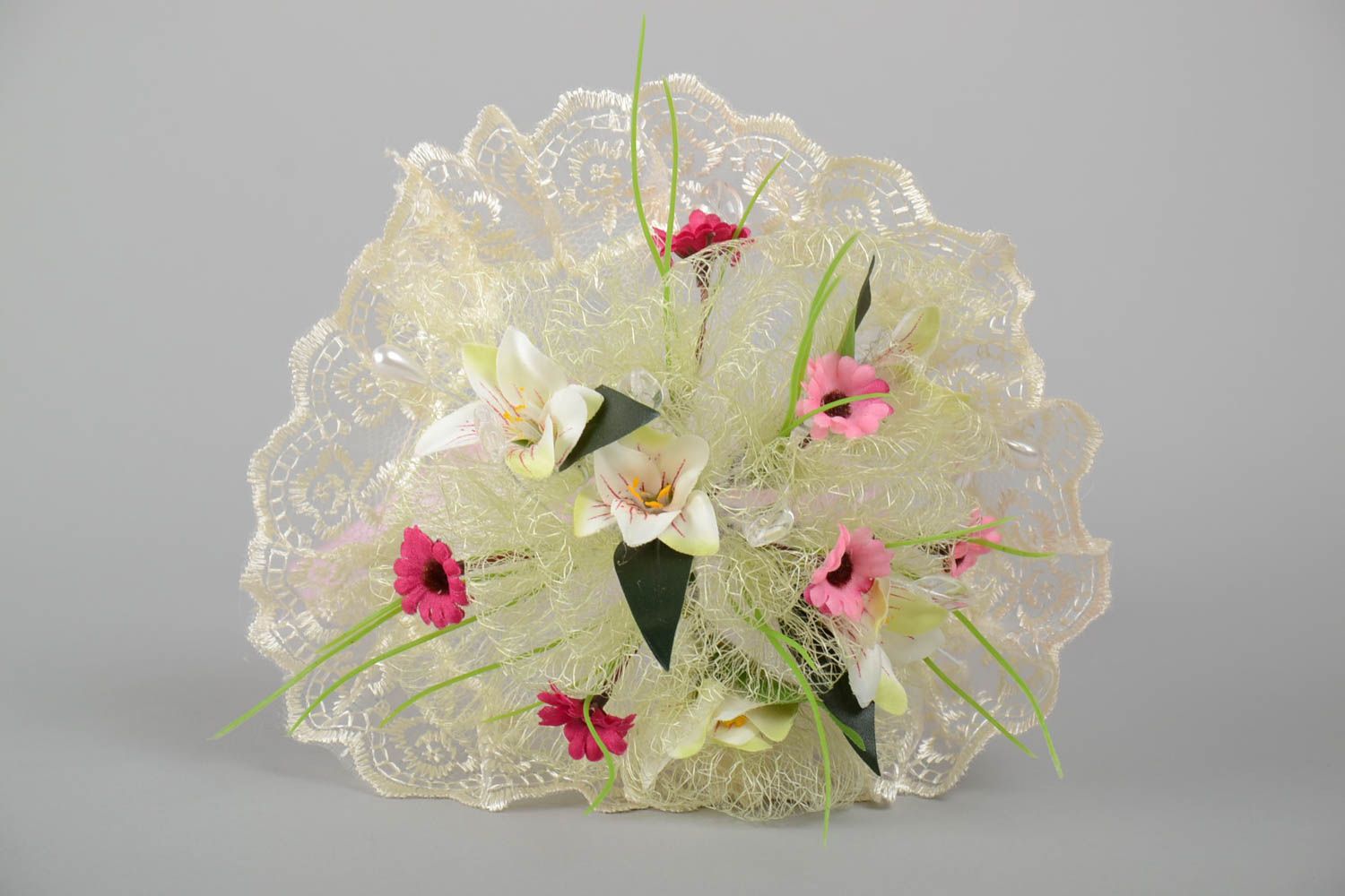 Красивый свадебный букет из искусственных цветов лилий ручной работы нежный фото 2