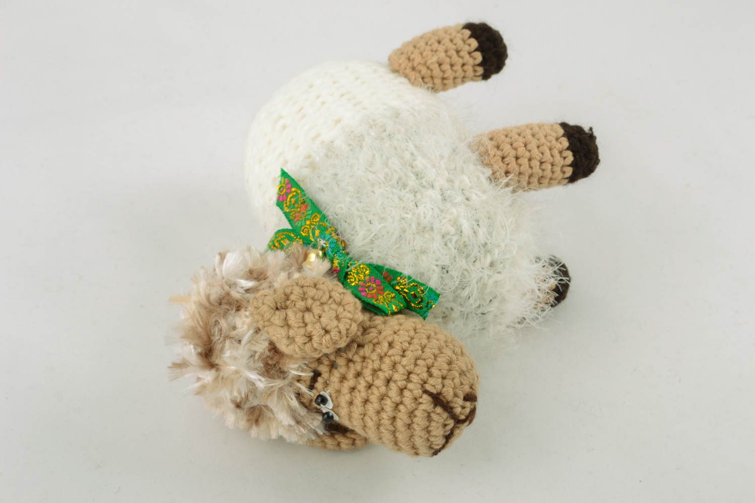 Вязаная игрушка Маленькая овечка фото 1