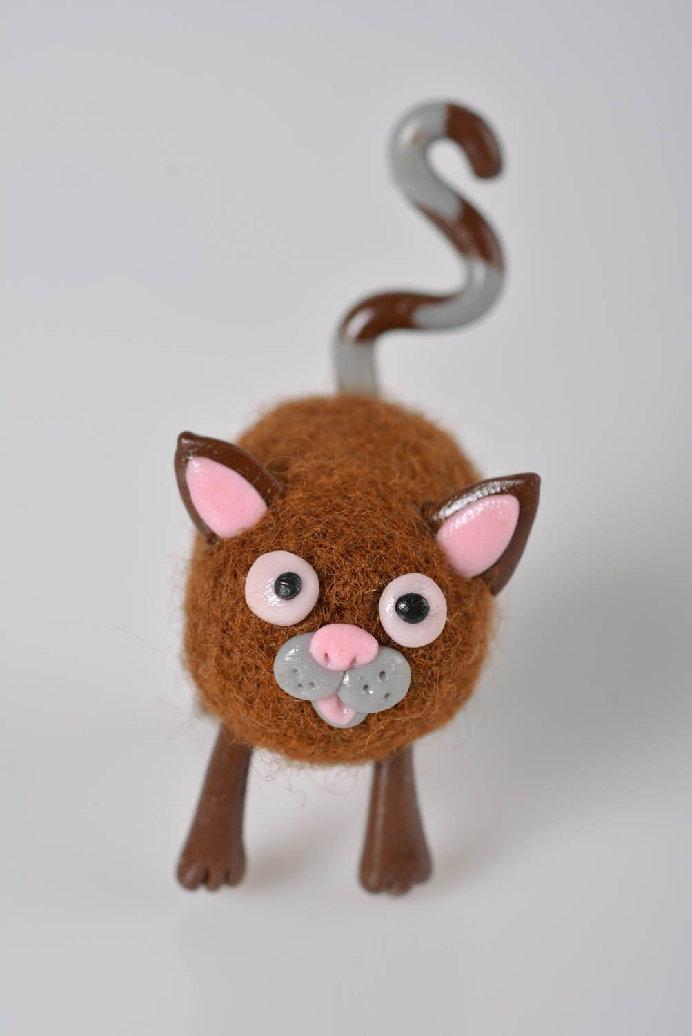 Валяная игрушка хэнд мэйд фигурка из пластики игрушка из шерсти Коричневый кот фото 5