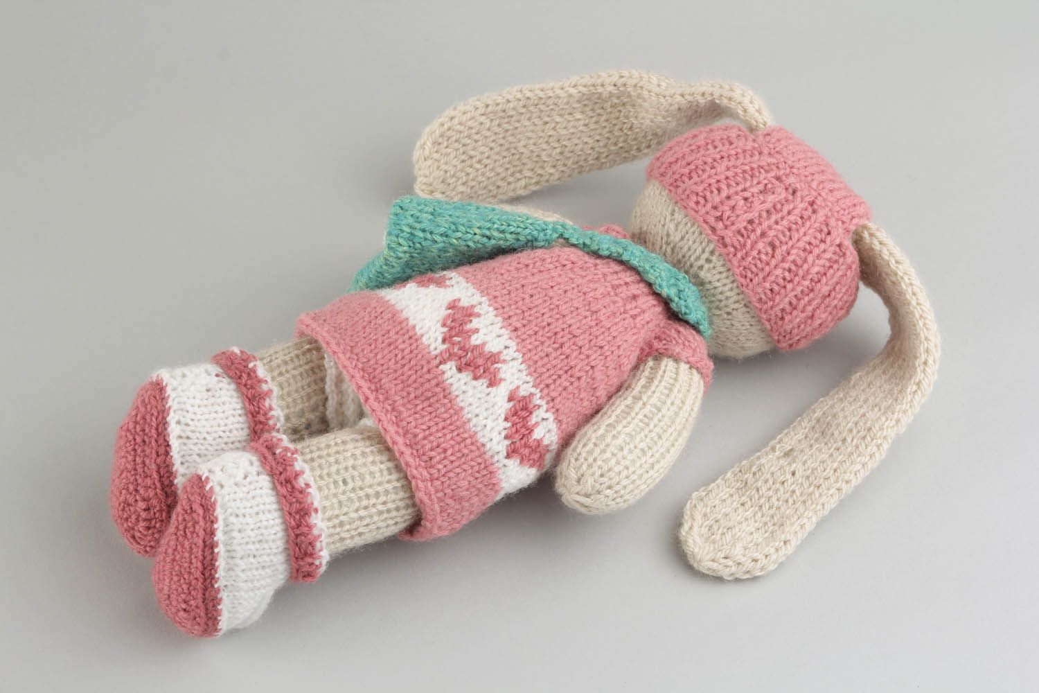Brinquedo de mala Lebre têxtil feito à mão de tecido para decoração do interior de materiais naturais  foto 4