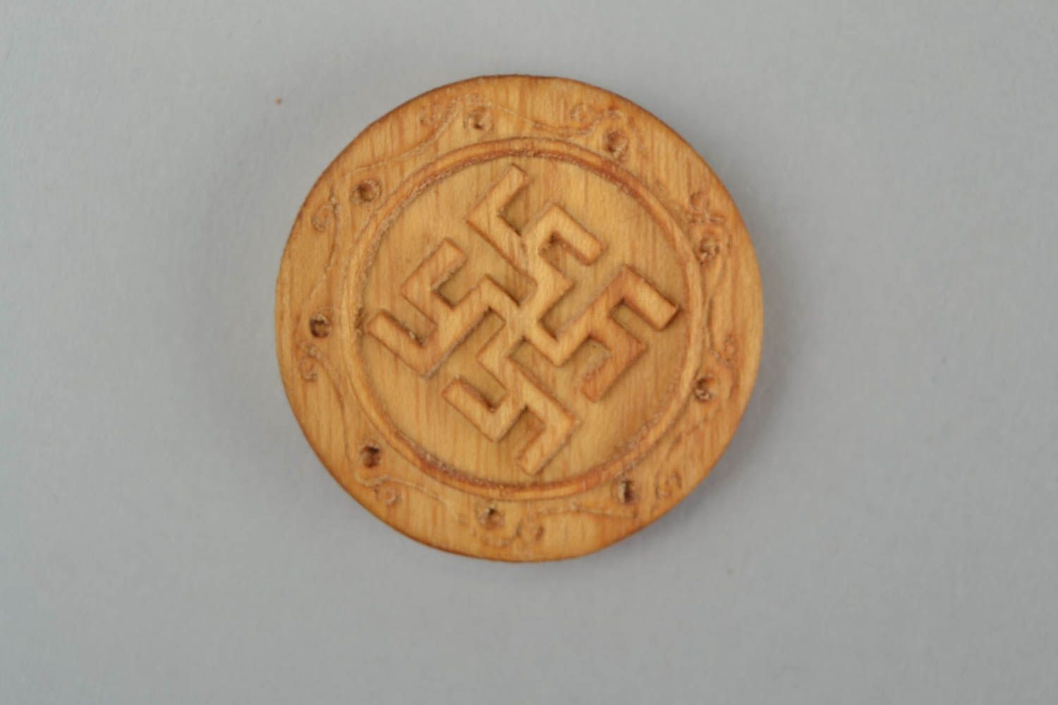 Handgemachtes rundes öko reines Holz Amulett für Schutz in Braun mit Symbolik  foto 3