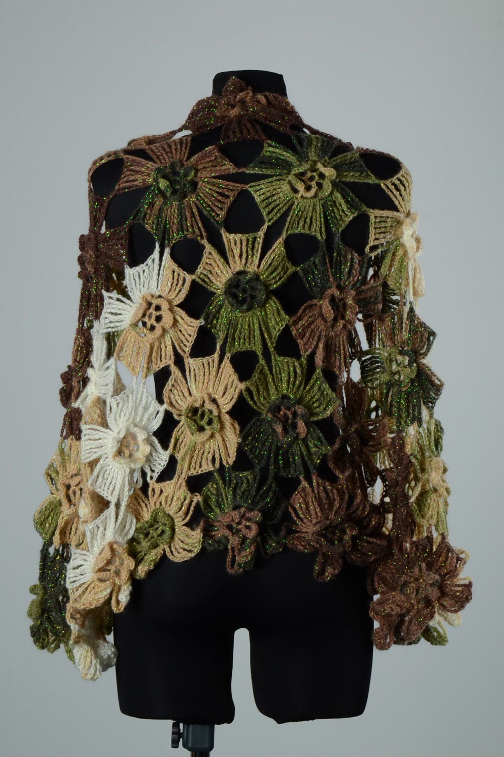 Châle tricoté fait main original au crochet grand au motif intéressant photo 2