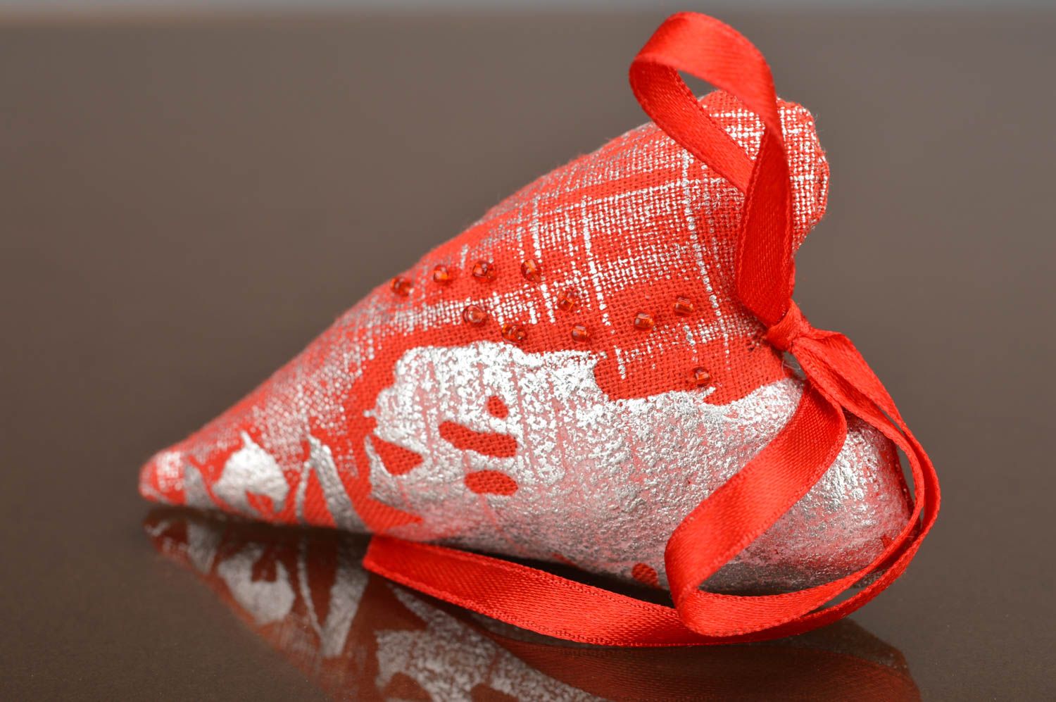 Suspension décorative cœur réalisée en coton molle jouet rouge fait main photo 1