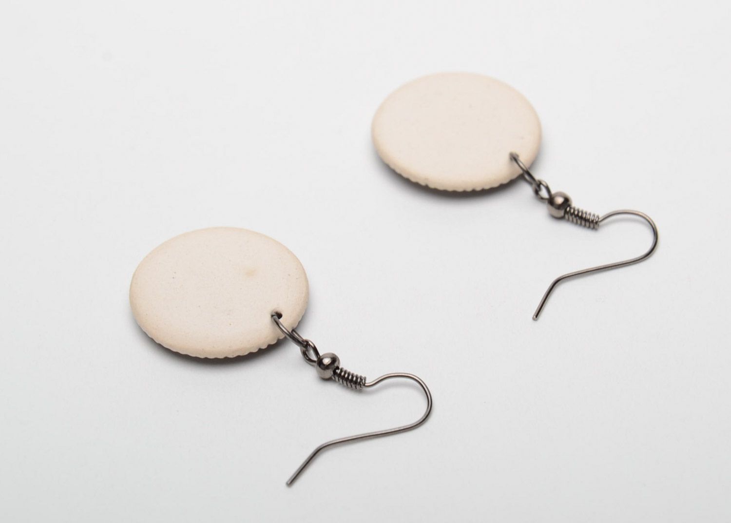 Runde interessante handgemachte Ohrringe aus weißem Ton mit Bemalung für Frauen foto 4
