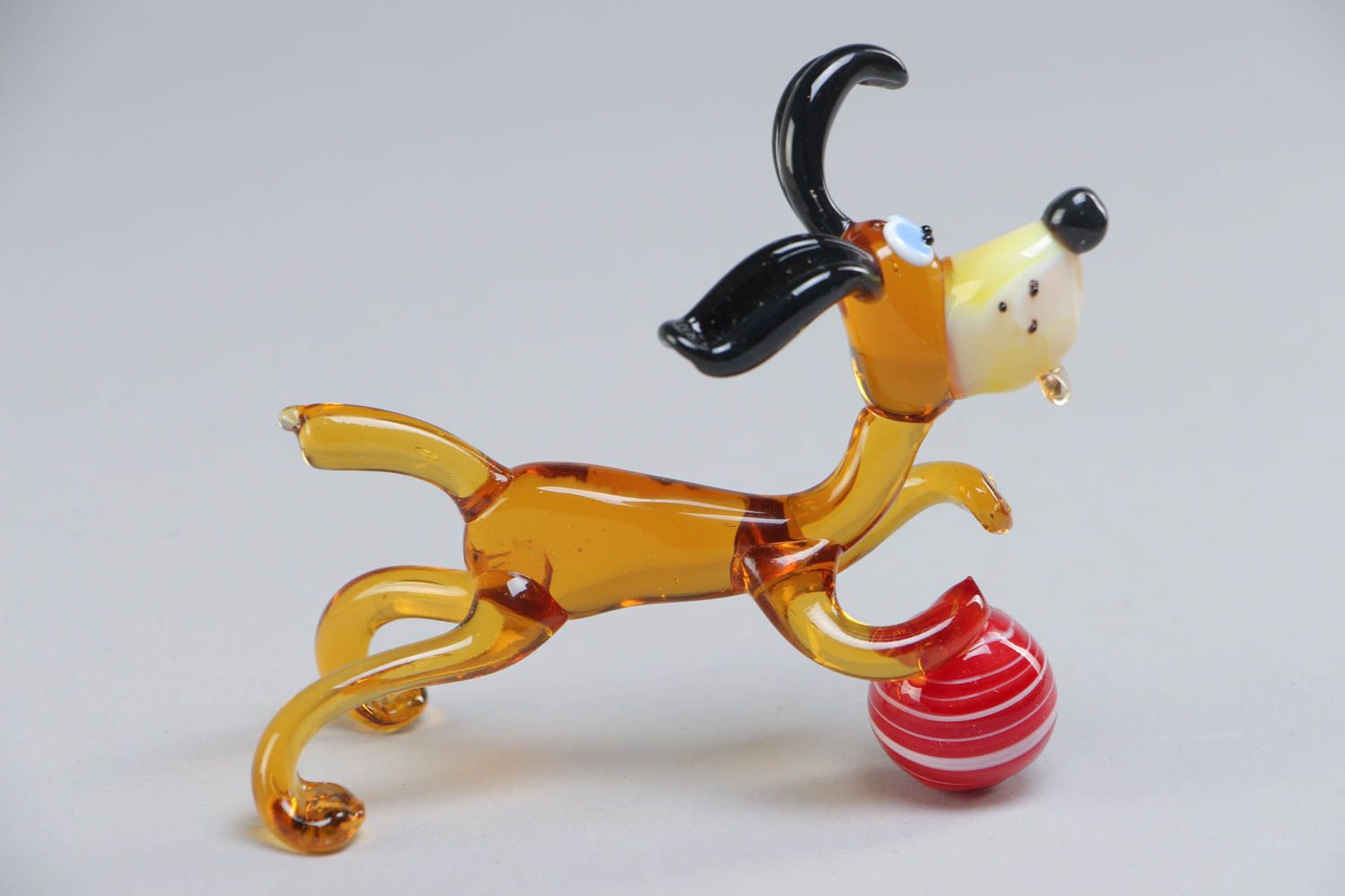 Figurine chien en verre au chalumeau avec balle faite main originale photo 2