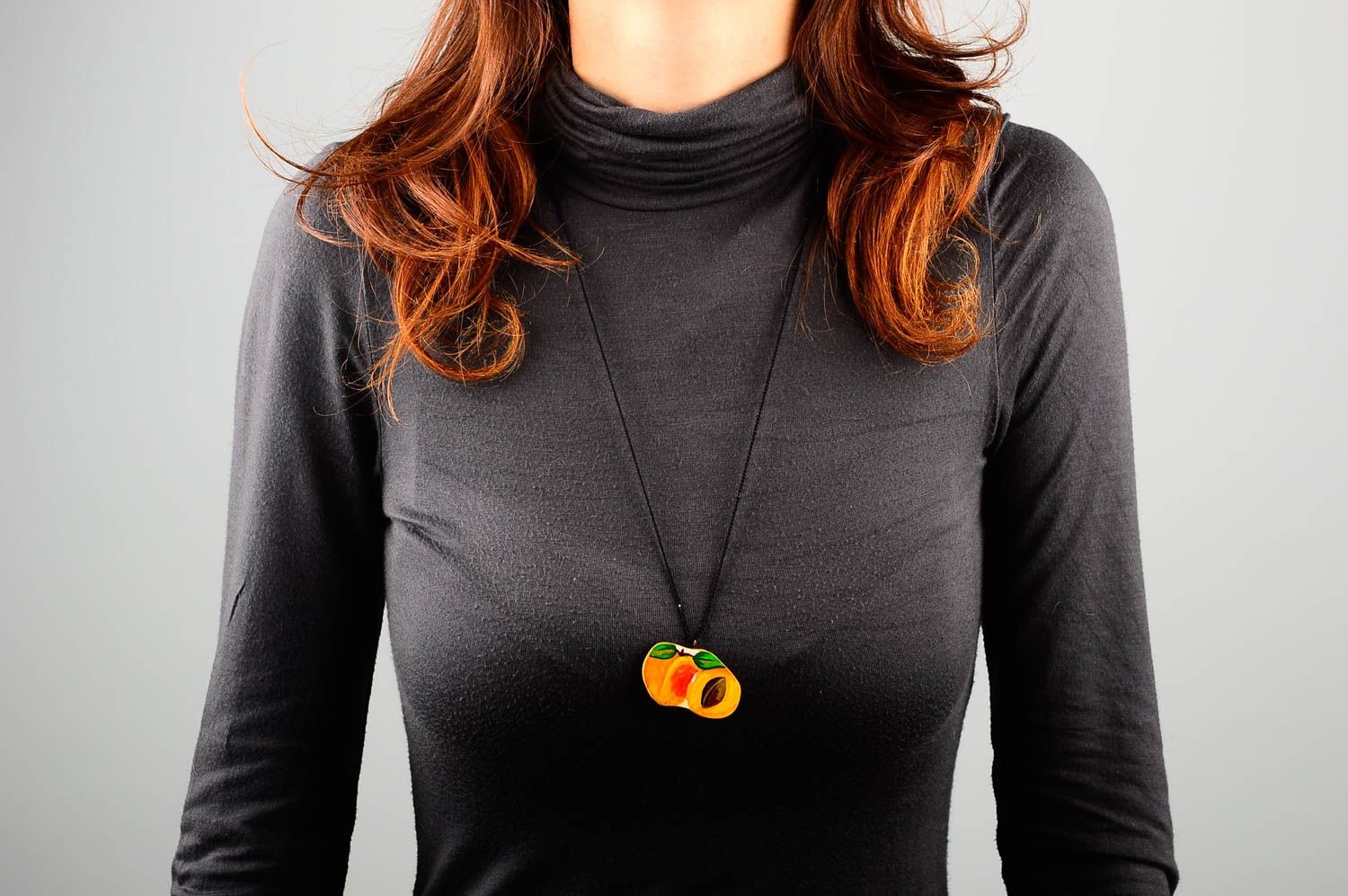 Кулон ручной работы украшение на шею женская подвеска из фанеры в виде абрикосов фото 2