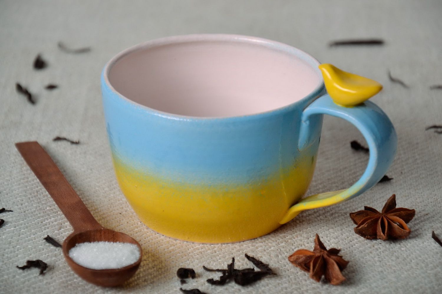 Желто-голубая чашка из глины с птичкой ручной работы фото 1