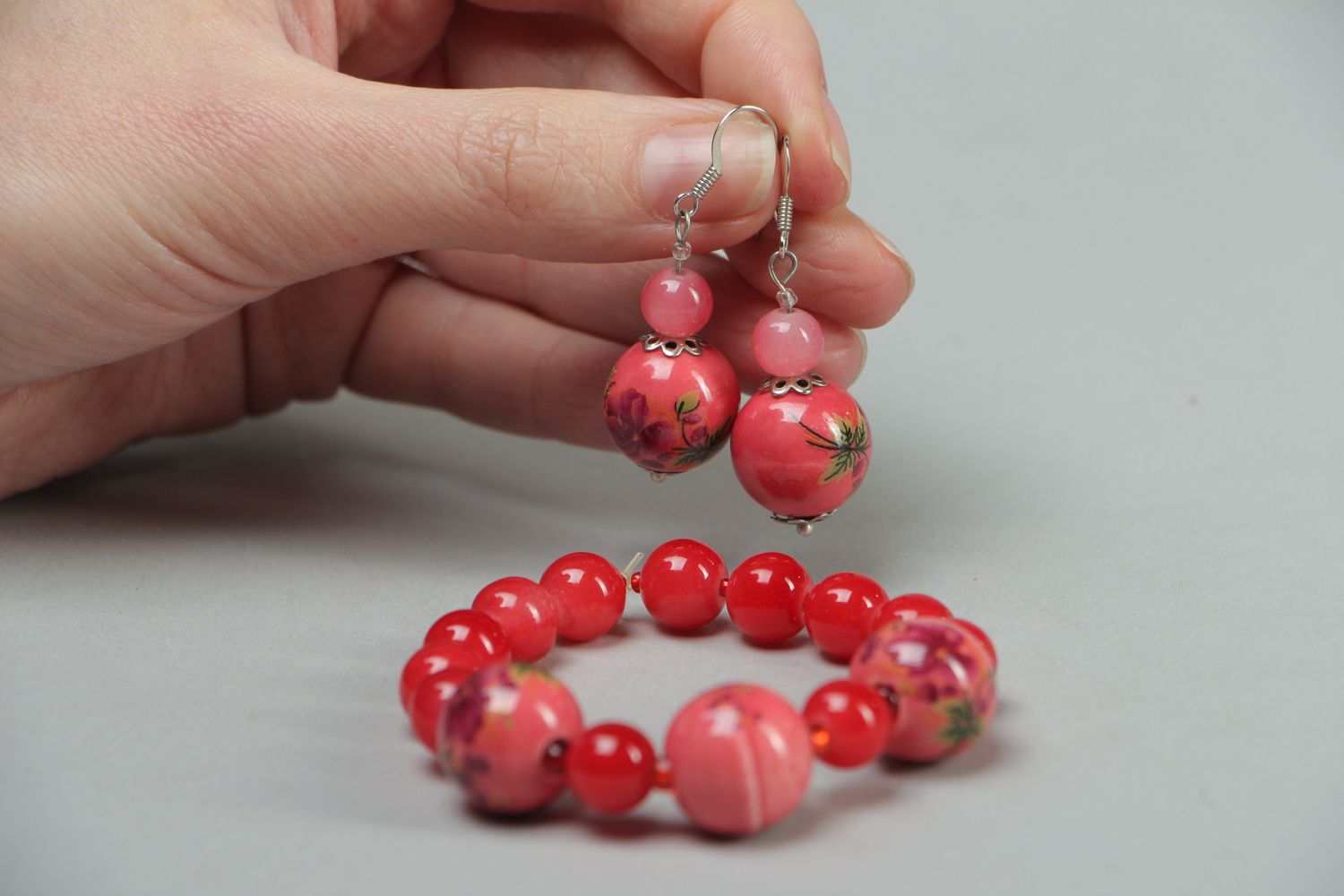 Boucles d'oreilles et bracelet artisanaux rouges avec perles fantaisie photo 4