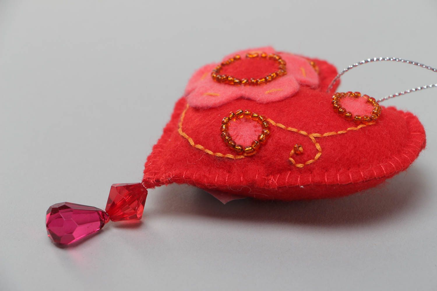 Фетровая мягкая интерьерная подвеска в виде сердца игрушка для дома хэнд мэйд фото 3