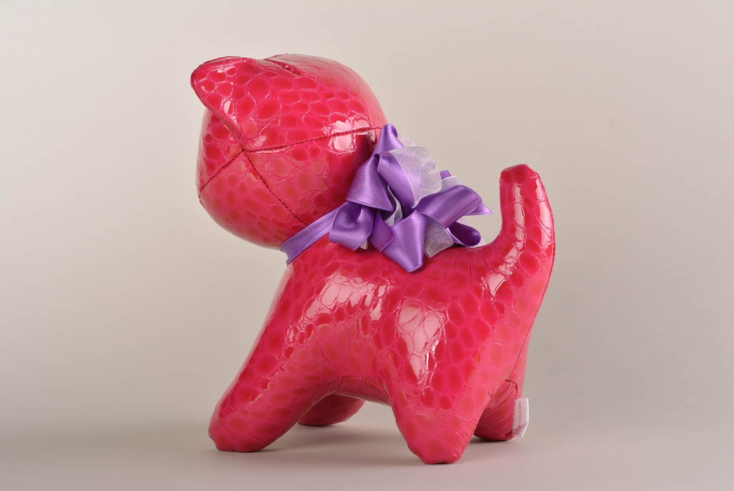 Малиновая игрушка ручной работы декор для дома игрушка из кожи в виде кошки фото 3
