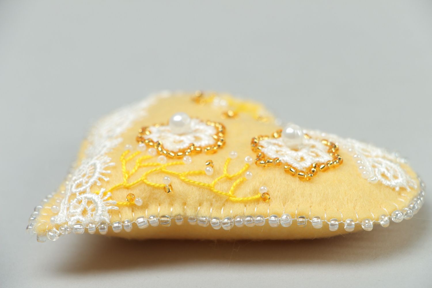 Jouet décoratif en tissu fait main Coeur jaune photo 2