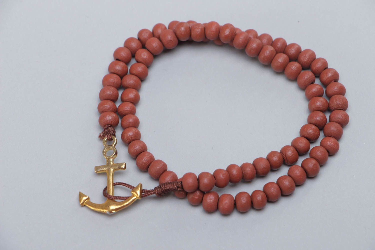 Bracelet en perles de bois brun décoré d'ancre en métal original fait main photo 2