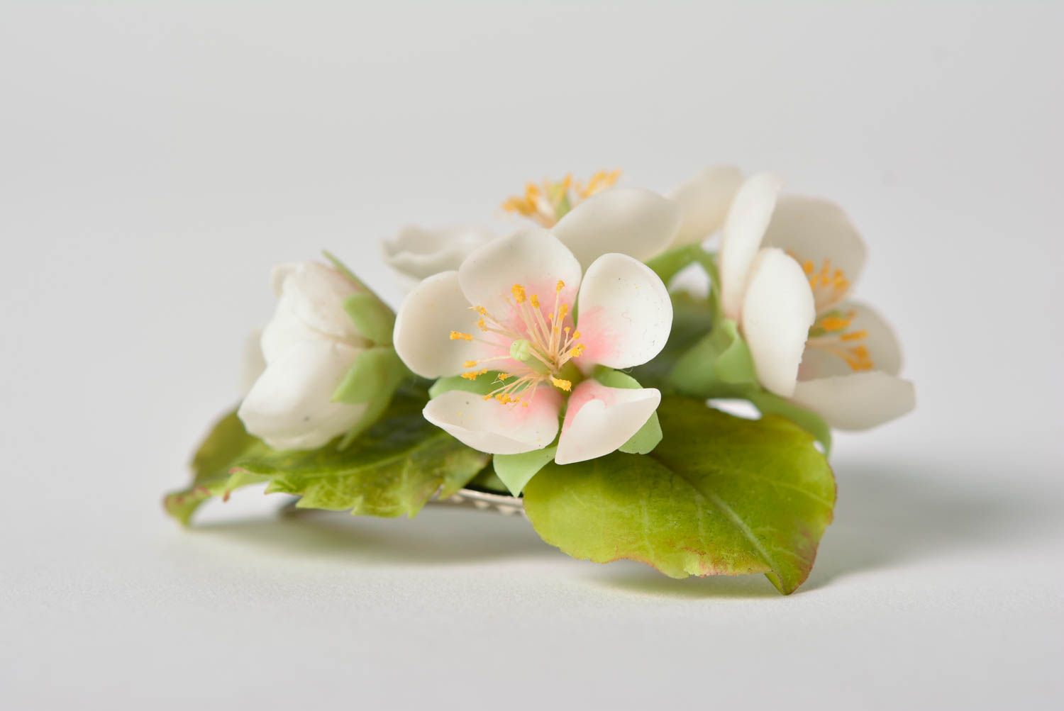 Broche-barrette en pâte polymère faite main belle originale fleur de pommier photo 2