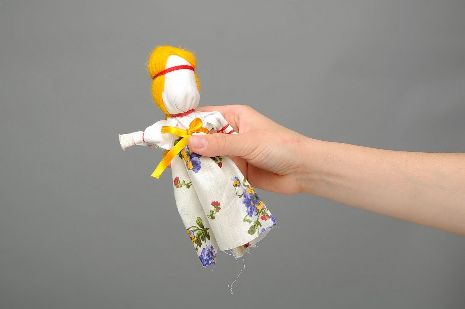 Bambola di stoffa fatta a mano amuleto talismano giocattolo etnico slavo foto 2