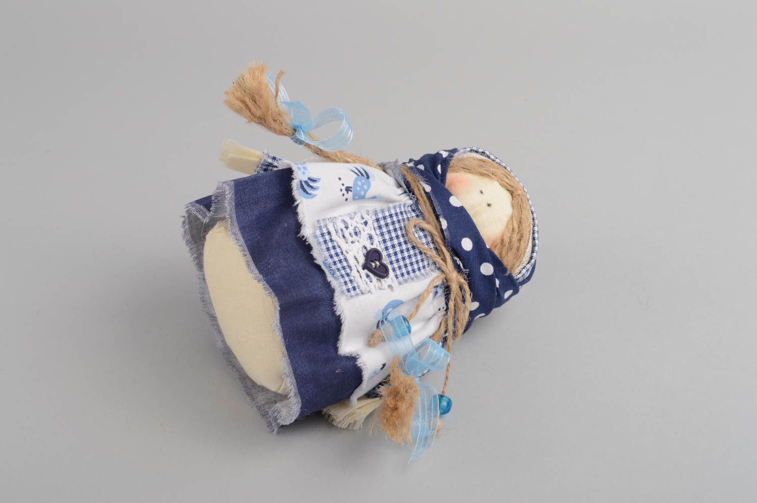 Игрушка кукла из ткани в платке для декора дома небольшая светлая ручной работы фото 4