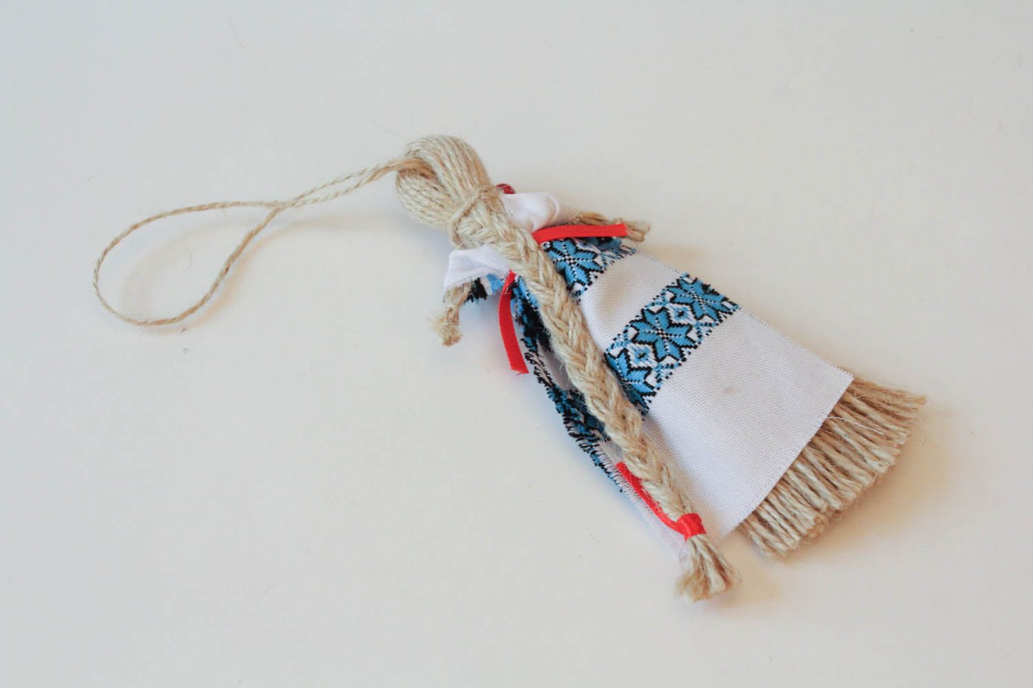 Boneca étnica protectora feita à mão de tecidos naturais e fios de linho foto 3