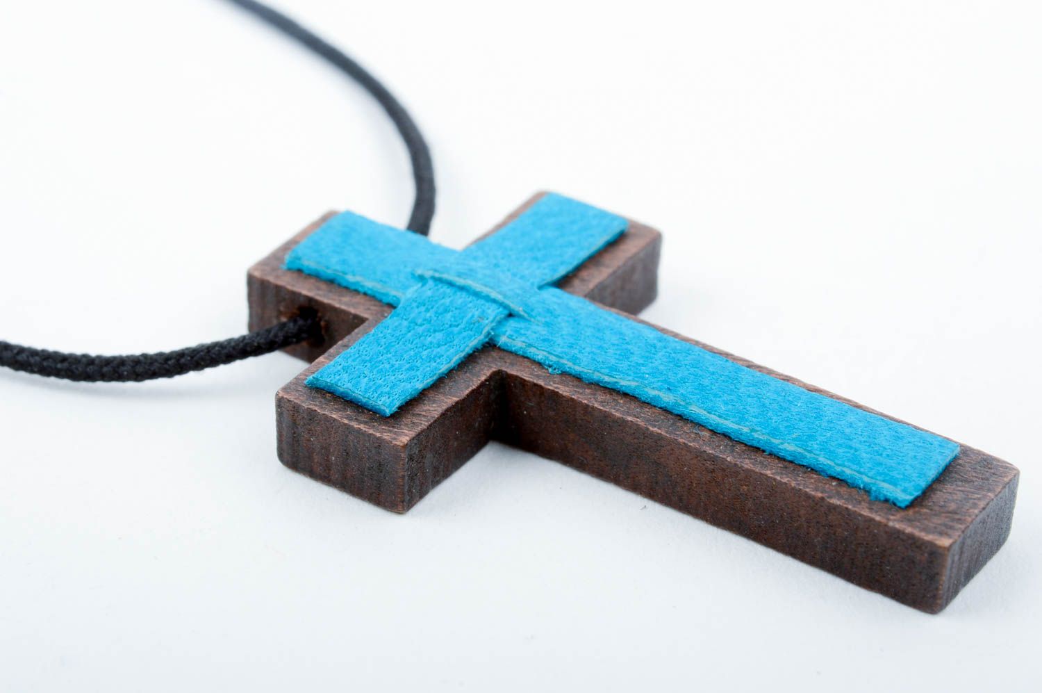 Pendentif croix Bijou fait main en bois et cuir bleu ciel Accessoire femme photo 5